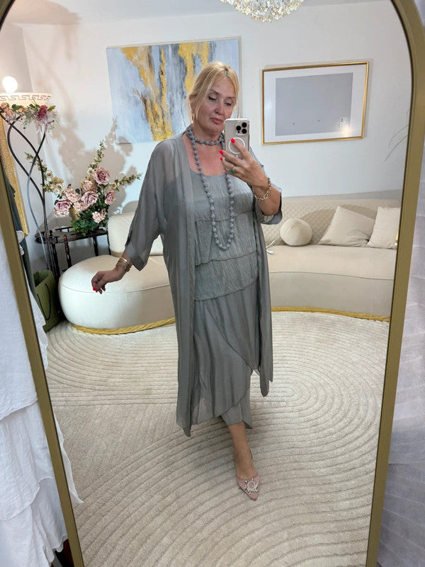Top grigio in seta con balze
