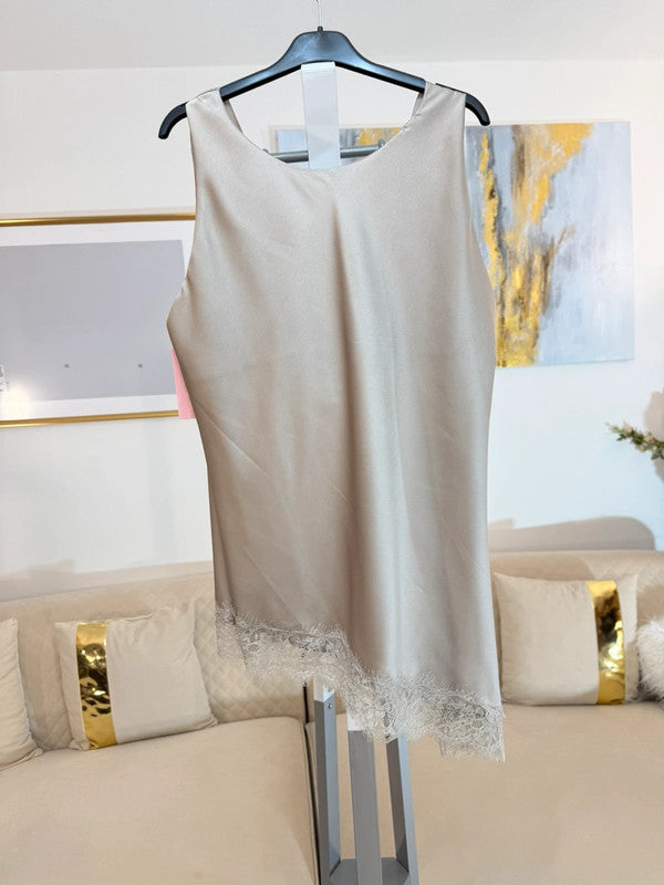 Top satinato con pizzo beige elegante oversize