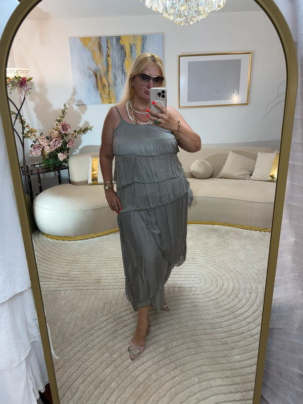 Top grigio in seta con balze