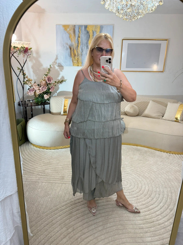 Top grigio in seta con balze