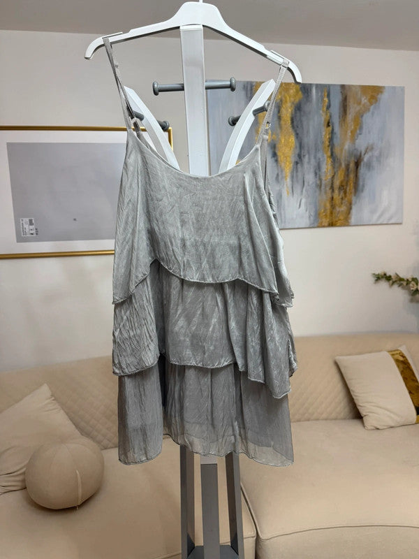 Top grigio in seta con balze