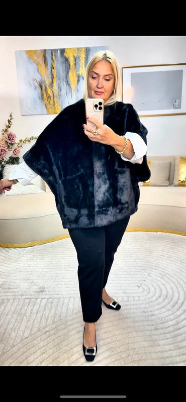 Poncho in eco-pelliccia nera