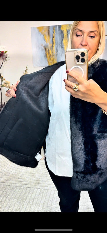 Poncho in eco-pelliccia nera
