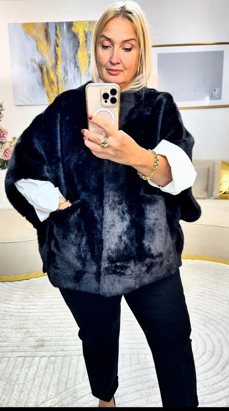 Poncho in eco-pelliccia nera