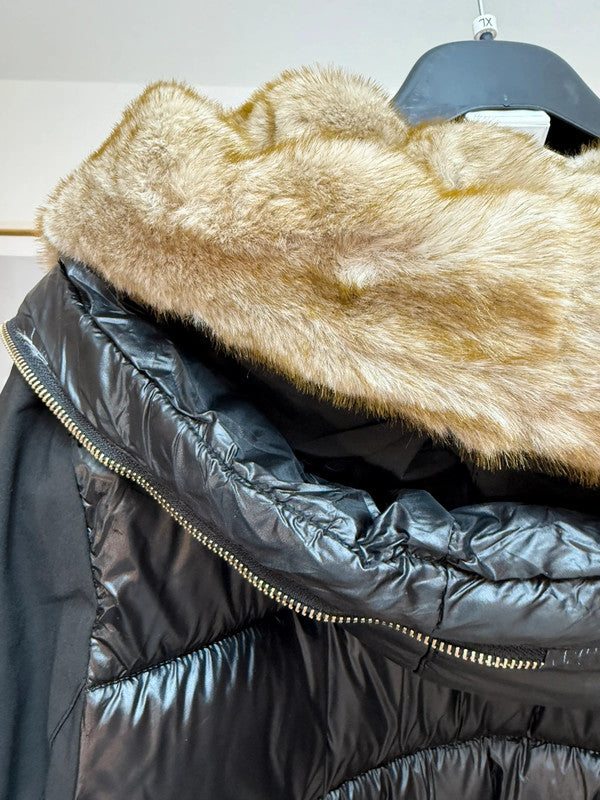 Giacca-piumino nera effetto doppio strato con cappuccio in eco-pelliccia