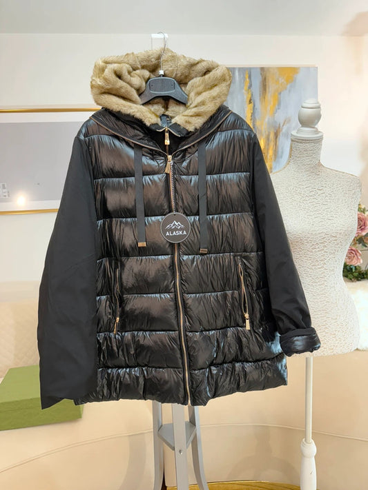 Giacca-piumino nera effetto doppio strato con cappuccio in eco-pelliccia