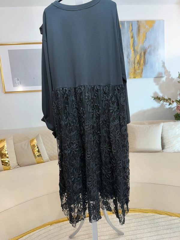 Vestito lungo con pizzo e applicazioni floreali