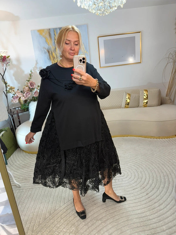 Vestito lungo con pizzo e applicazioni floreali