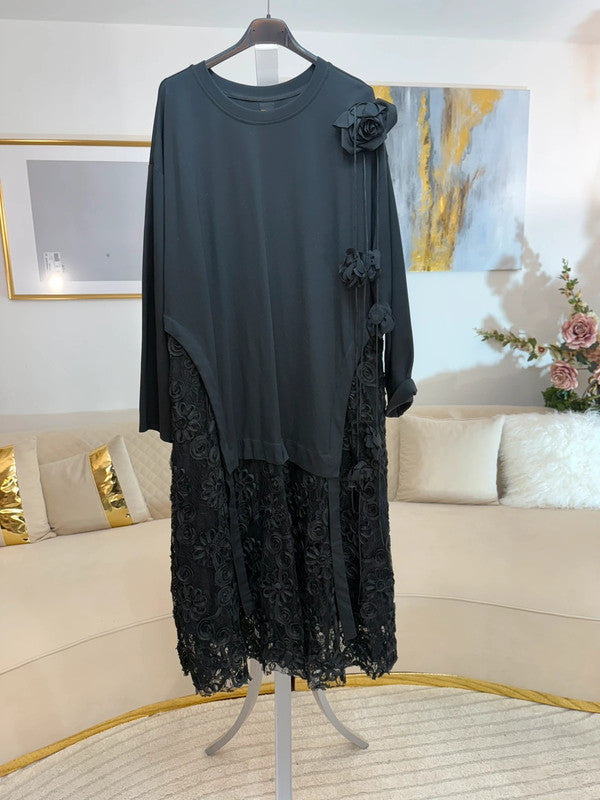 Vestito lungo con pizzo e applicazioni floreali