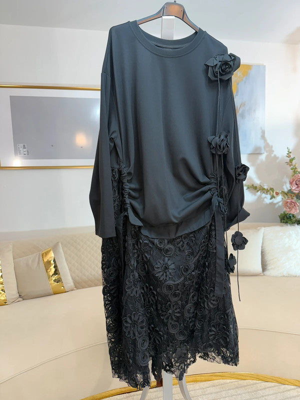 Vestito lungo con pizzo e applicazioni floreali