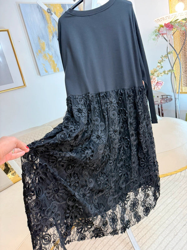 Vestito lungo con pizzo e applicazioni floreali