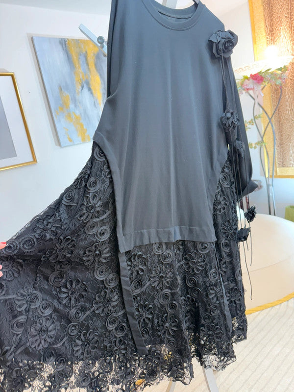 Vestito lungo con pizzo e applicazioni floreali