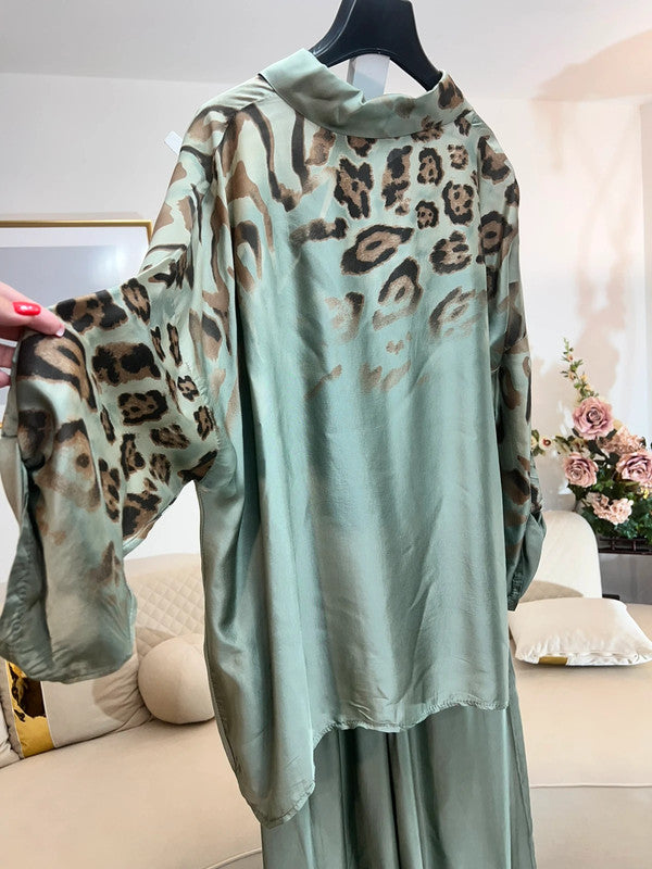 Completo camicia + pantaloni verde salvia animalier – Made in Italy