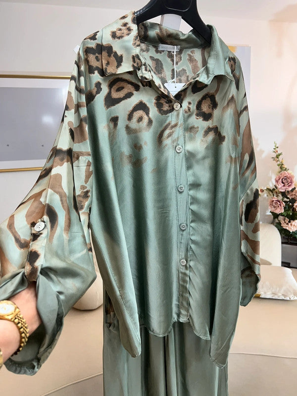 Completo camicia + pantaloni verde salvia animalier – Made in Italy