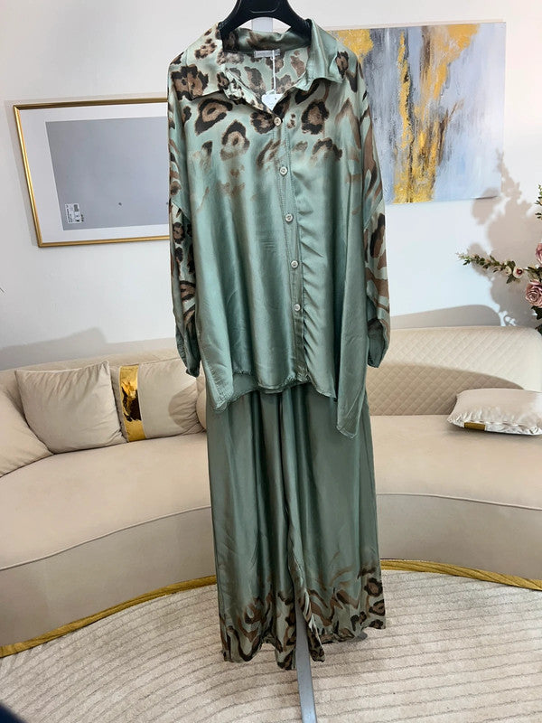 Completo camicia + pantaloni verde salvia animalier – Made in Italy