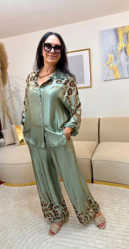Completo camicia + pantaloni verde salvia animalier – Made in Italy