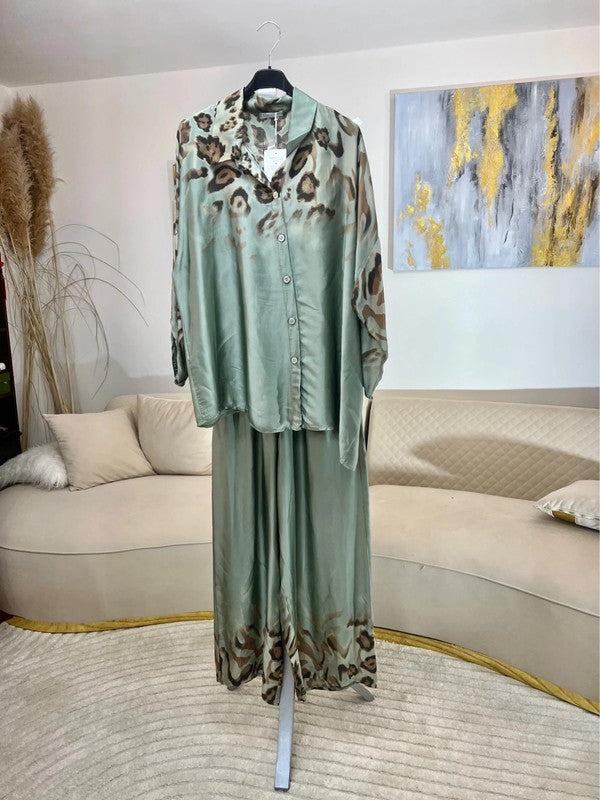 Completo camicia + pantaloni verde salvia animalier – Made in Italy