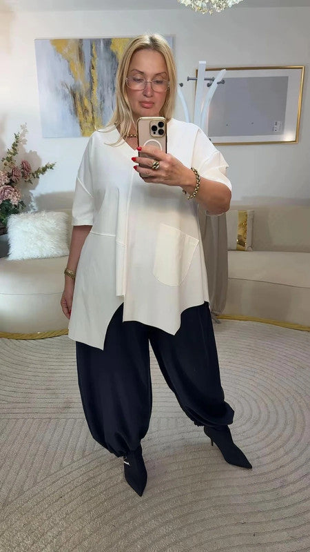 Blusa oversize panna con taglio asimmetrico e tasca