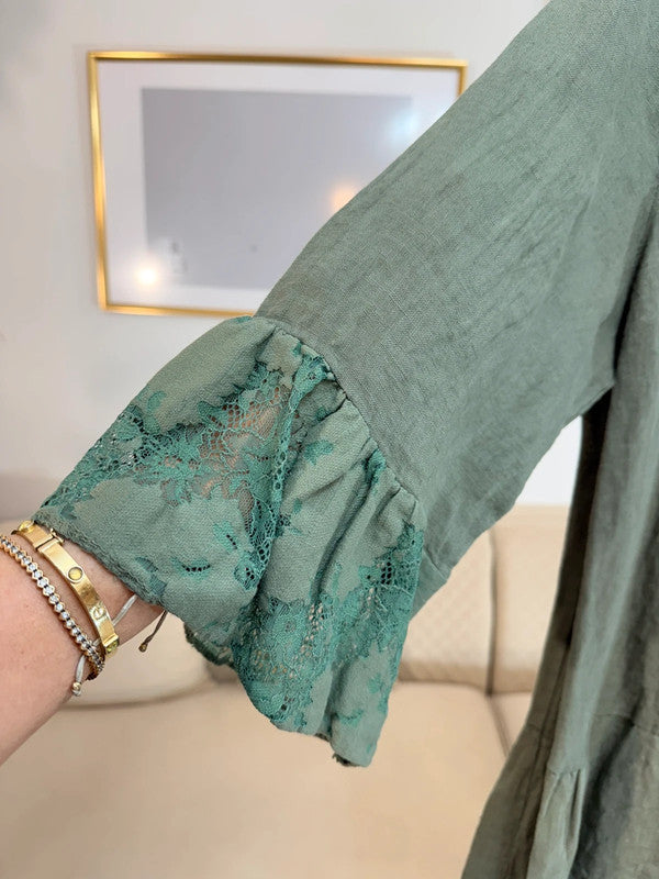Vestito boho in lino e pizzo verde salvia Made in Italy