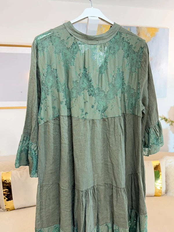 Vestito boho in lino e pizzo verde salvia Made in Italy