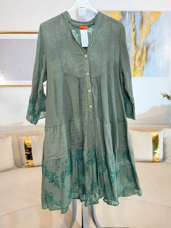 Vestito boho in lino e pizzo verde salvia Made in Italy