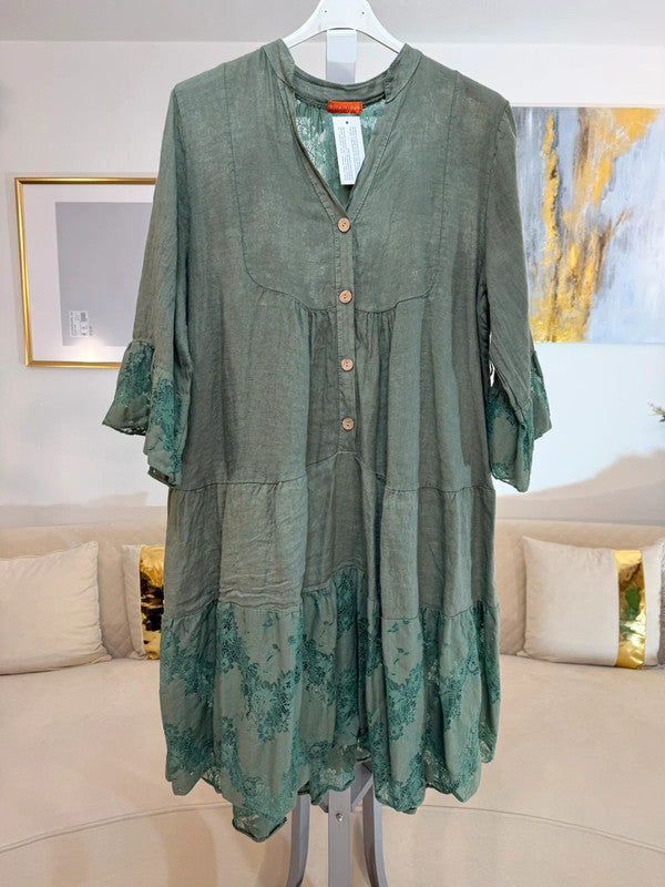 Vestito boho in lino e pizzo verde salvia Made in Italy