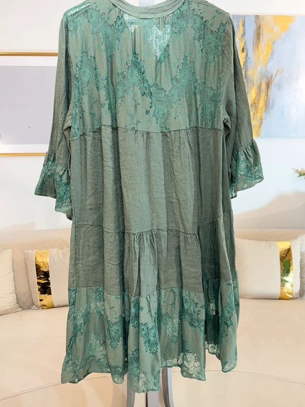 Vestito boho in lino e pizzo verde salvia Made in Italy
