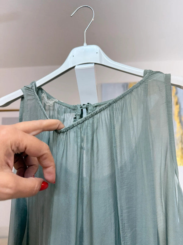 Vestito lungo fluido verde salvia doppio strato Made in Italy