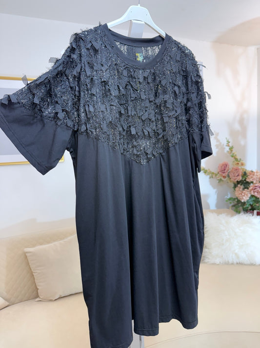 Abito nero curvy oversize 2XL con applicazioni decorative - fronte