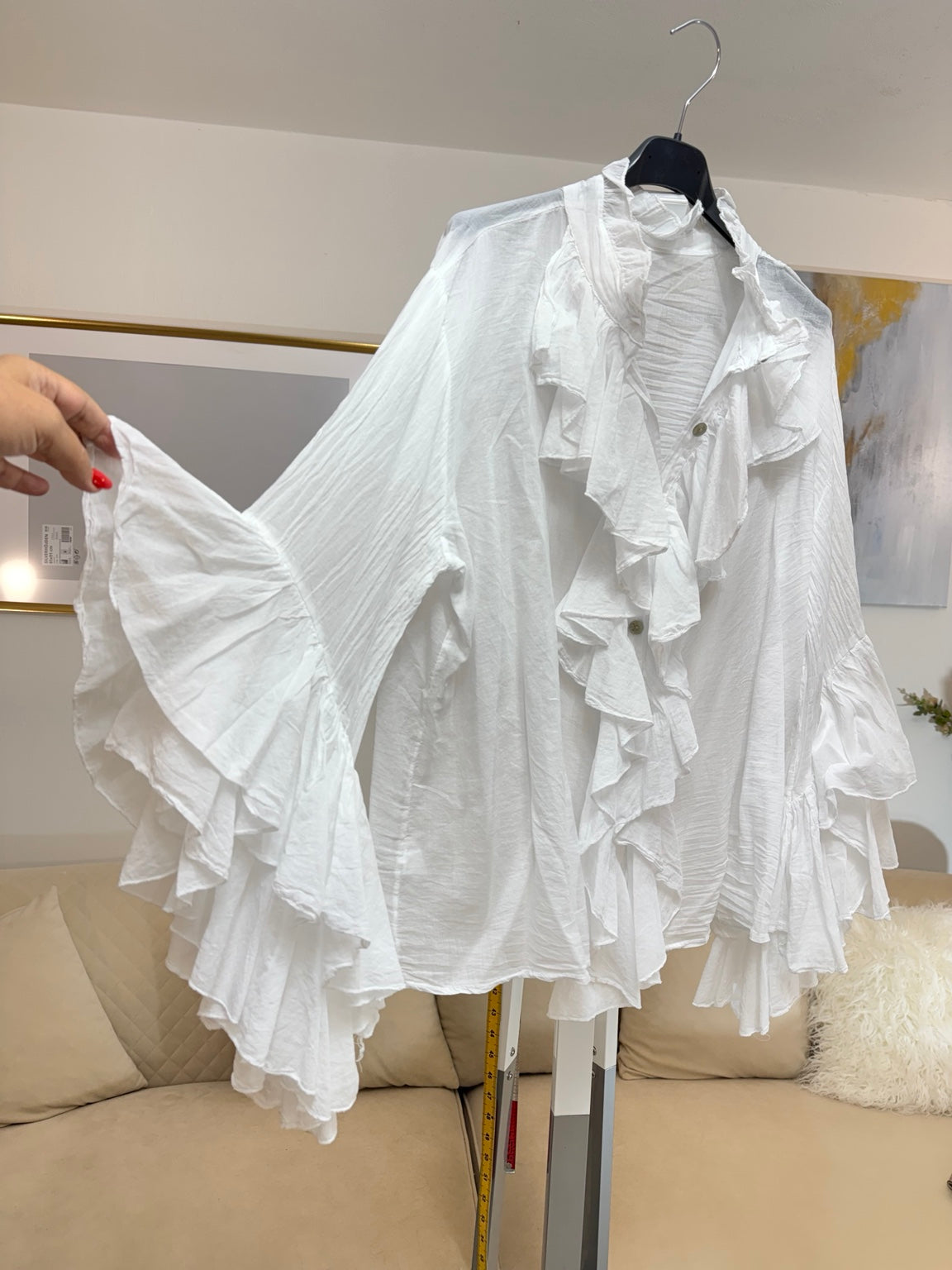 Camicia bianca oversize con volant, vista frontale