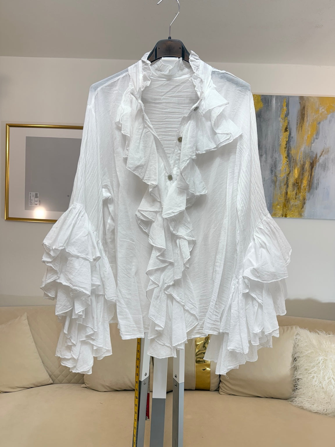 Camicia bianca oversize con volant e maniche ampie