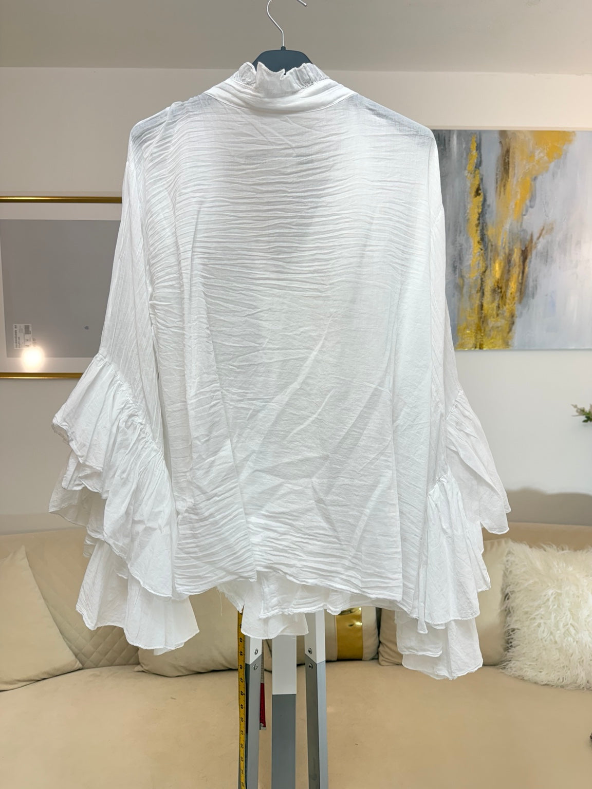 Camicia bianca oversize con volant, vista posteriore