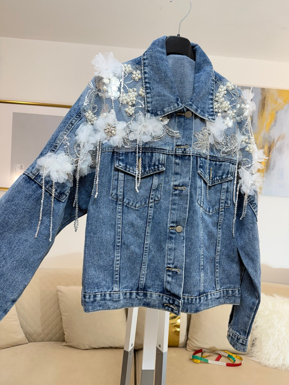Giacca in denim blu con fiori 3D, perle e ricami - dettaglio