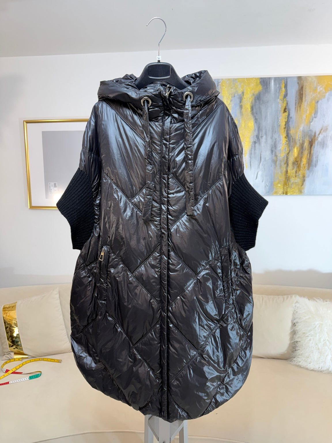 Gilet imbottito nero oversize con cappuccio - fronte con cappuccio abbassato