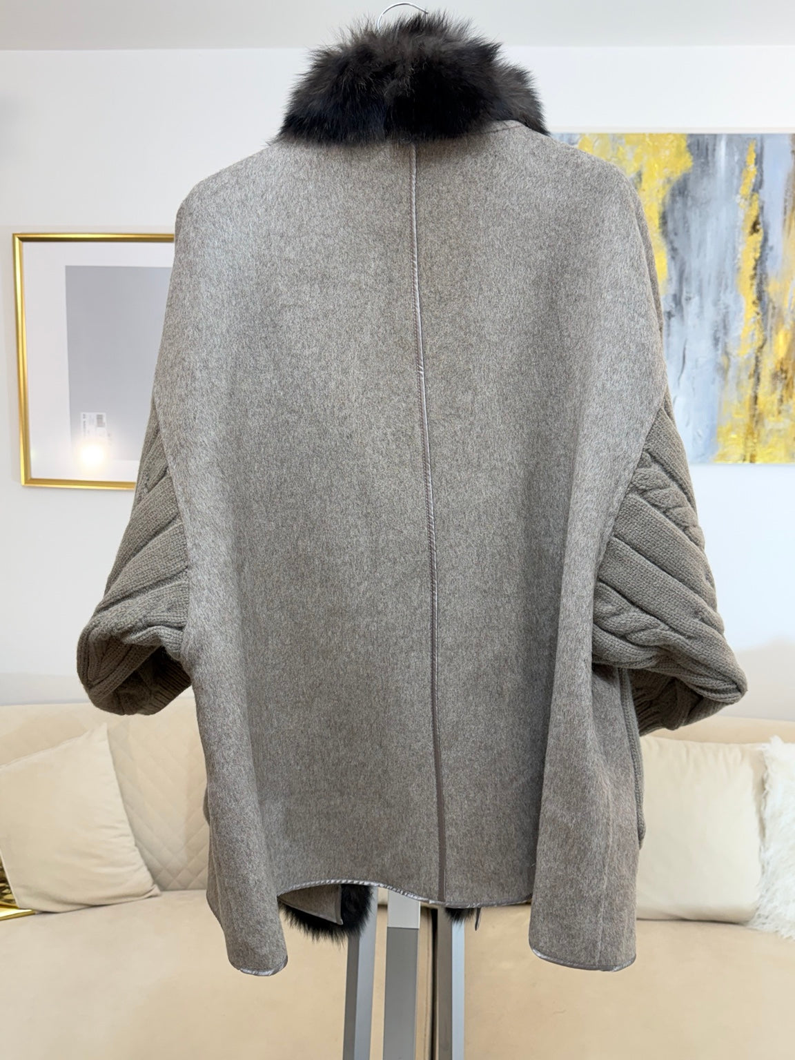 Mantella cardigan tortora in lana con bordo in pelliccia naturale - retro