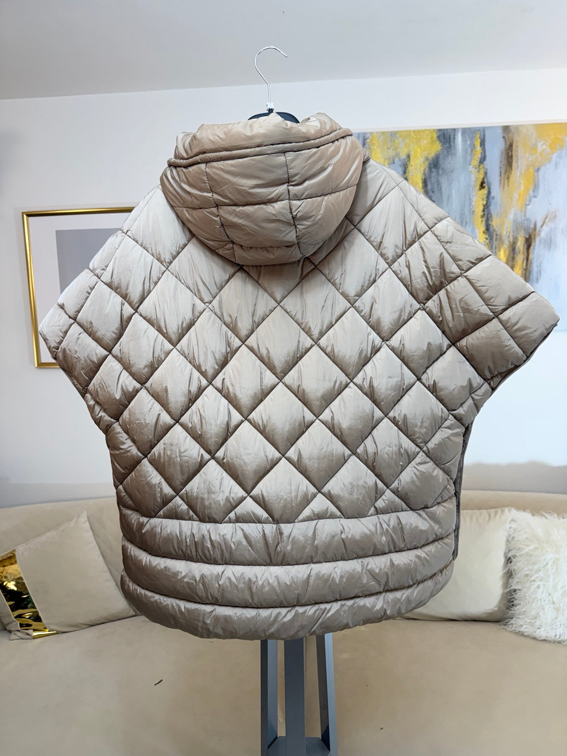 Poncho gilet imbottito color tortora con cappuccio - retro
