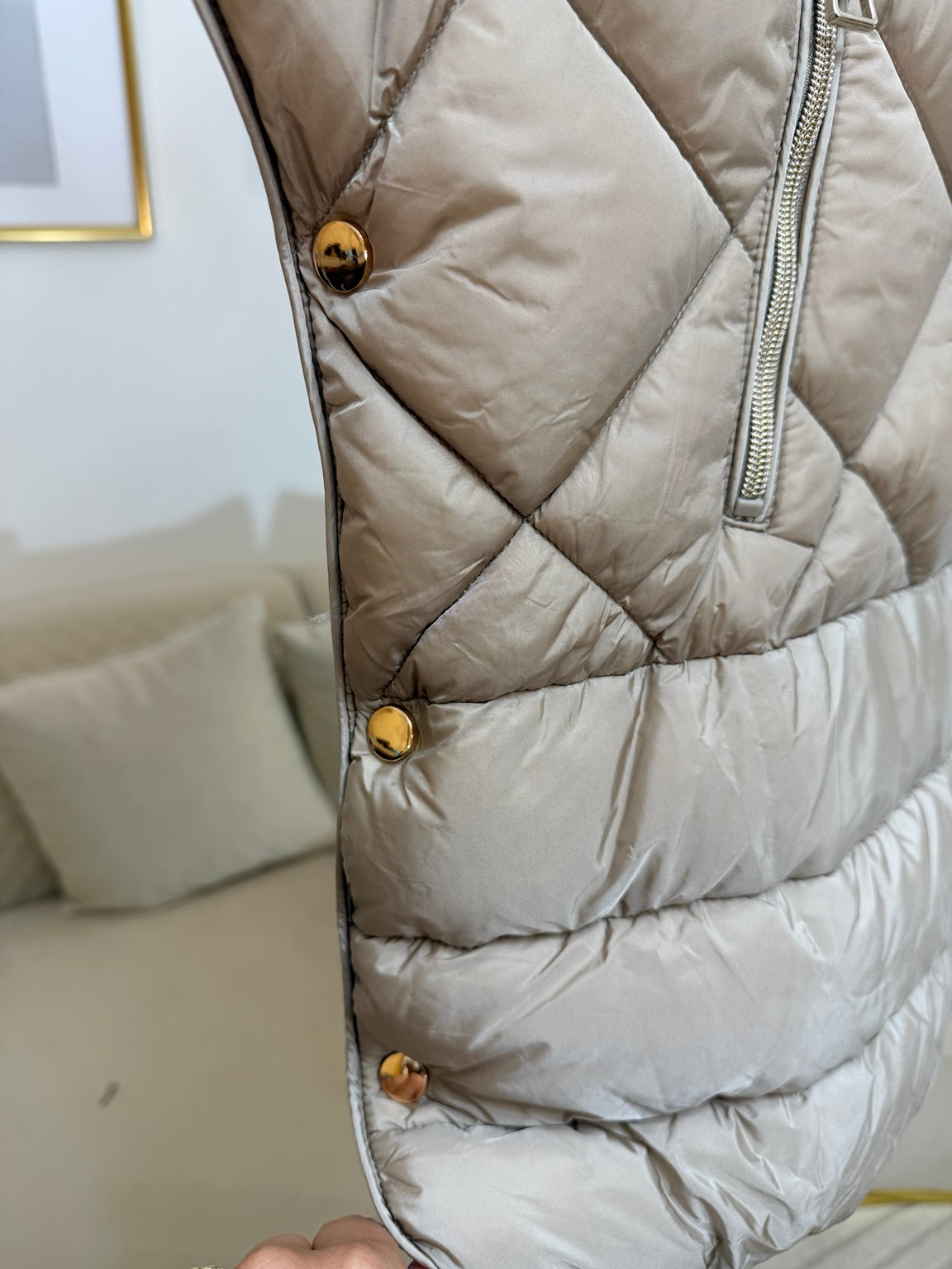 Poncho gilet imbottito tortora - dettaglio bottoni laterali e zip