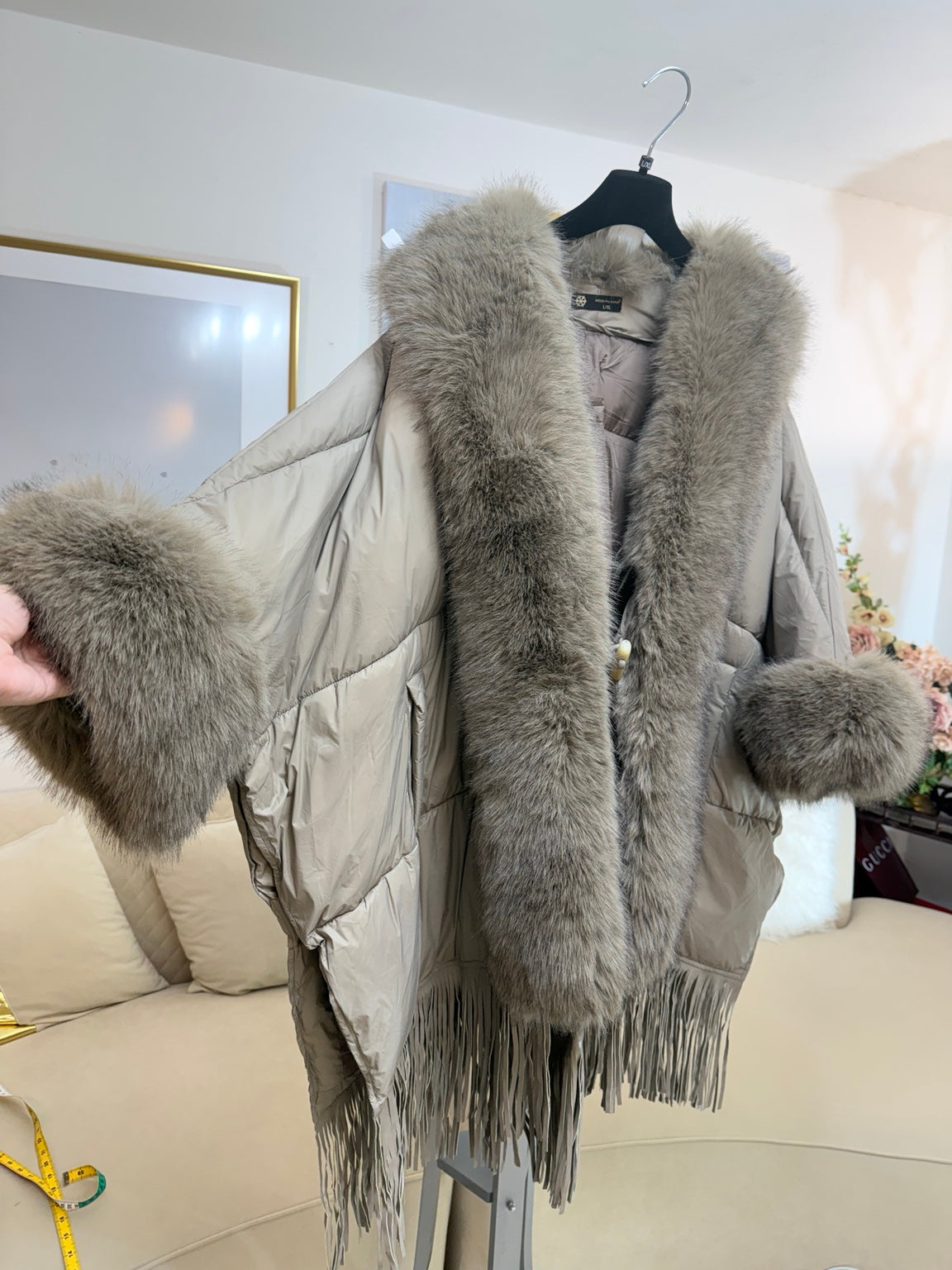 Poncho oversize tortora con bordo effetto pelliccia e frange - dettaglio manica